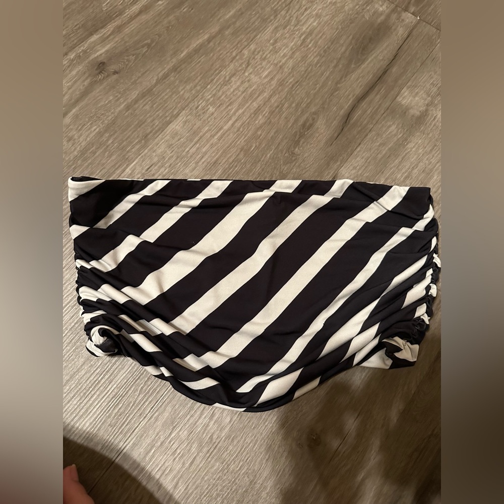 H&M Women's Black and White Crop-top